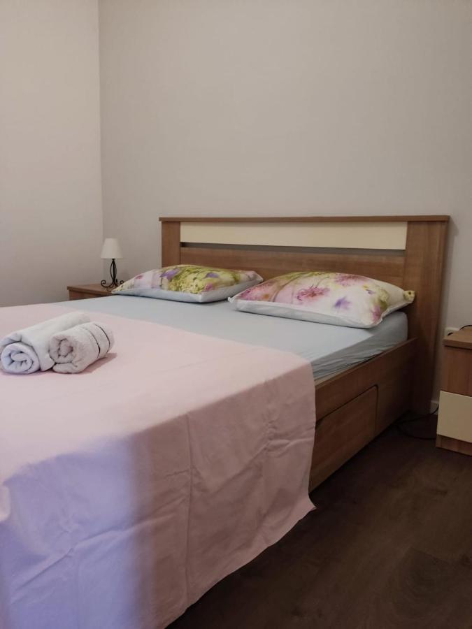Holiday Home With Free Parking By The Beach Brela Exterior photo