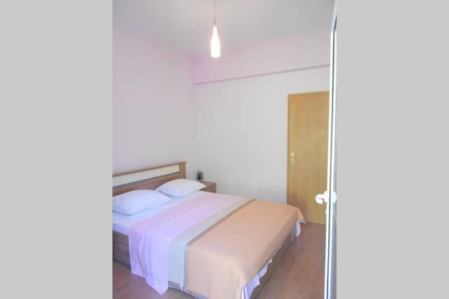 Holiday Home With Free Parking By The Beach Brela Room photo