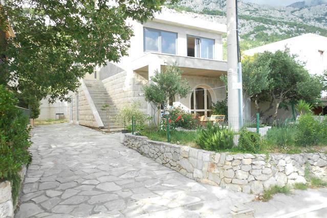 Holiday Home With Free Parking By The Beach Brela Room photo